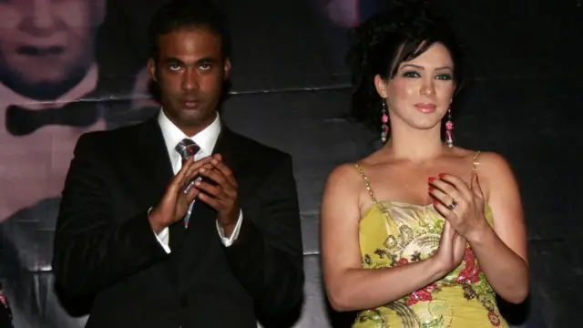 هيثم، نجل أحمد زكي، في عرض فيلم حليم. وعلى يساره الممثلة سلاف فواخرجي