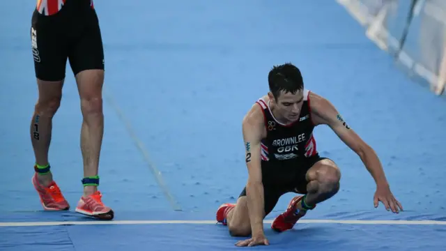 Jonathan cae al suelo