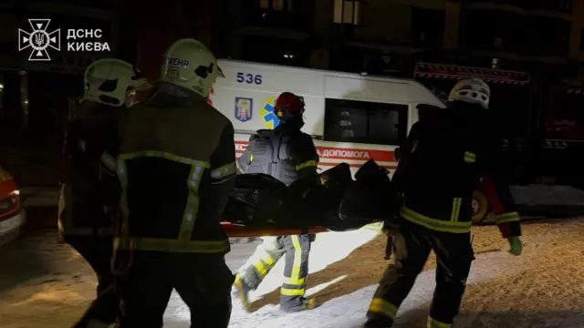 Загибла людина на ношах