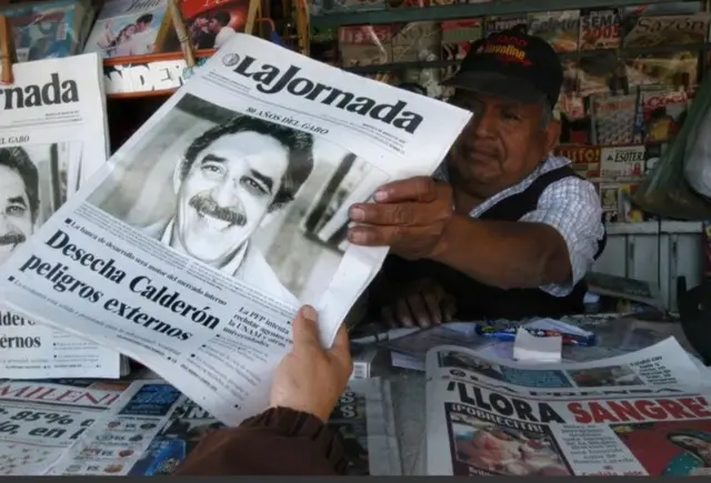 Meksika gazetesinde yayımlanan morarmış gözlü García Márquez'in fotoğrafı.