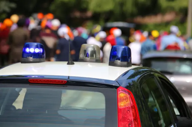 Un véhicule de police