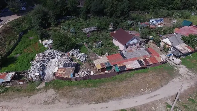 На території ферми розташовані три будинки і десятки сараїв для тварин