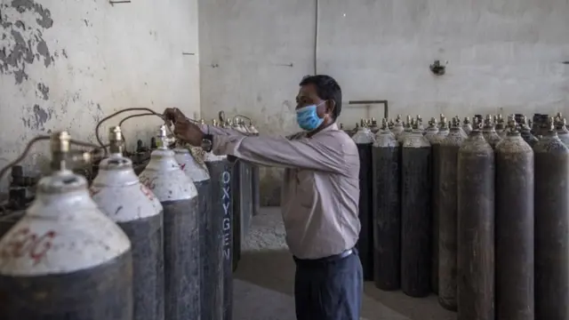 अस्पतालहरूमा अक्सिजनको कमी हुन थालेको चिकित्सकहरू बताउँछन्