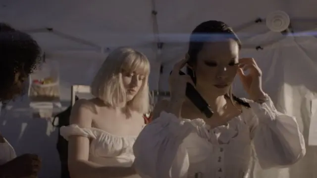 무대에 오를 준비를 하는 사와야마