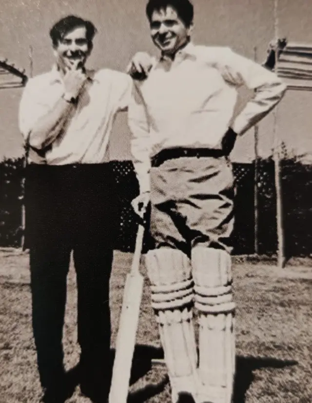 दिलीप कुमार बल्ला लिए हुए