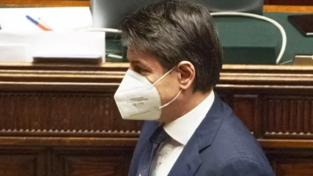 देश की संसद में इटली के प्रधानमंत्री जुसेपे कॉन्टे मस्क पहने हुए आए