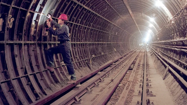 உலகத்தின் சாலைகள் அனைத்தும் நிலத்தடிக்கு மாற்றப்பட்டால் எப்படியிருக்கும்?