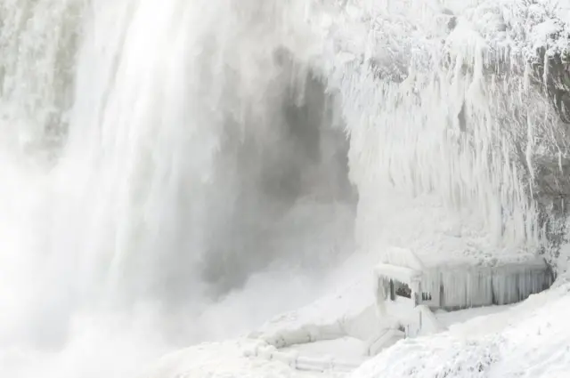 నయాగర జలపాతం సరికొత్త సొగబులు అద్దుకుంది.