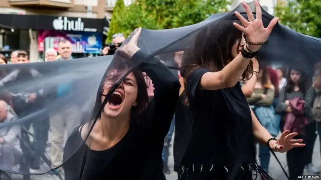 ਸਰੀਰਕ ਸ਼ੋਸ਼ਣ, ਔਰਤਾਂ, ਸ਼ੀ-ਬਾਕਸ