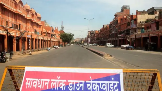 লকডাউনে স্তব্ধ জয়পুরের হাওয়া মহলের সামনের বাজার