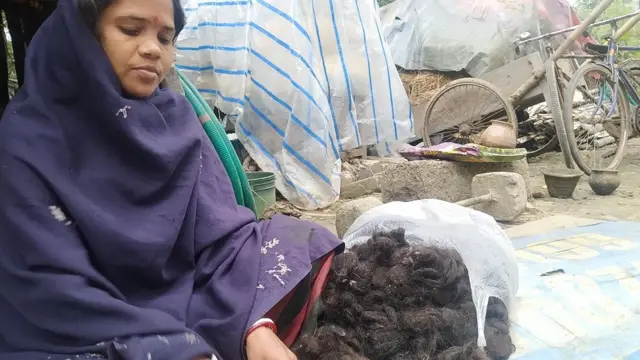 ভারতের নানা প্রান্ত থেকে সংগ্রহ করে আনা চুল বাছাই করে তৈরি করা হয় পরচুলার জন্য