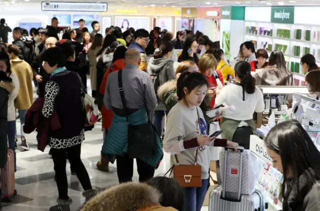 阻擋赴韓旅遊、中方態度進展，與對經濟的衝擊，成為韓國關注的焦點（圖為韓國樂天集團旗下商店）