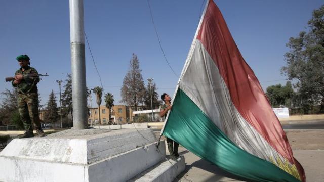 Солдат водружает иракский флаг