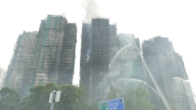 香港大埔宏福苑五级火焚烧十多个小时后,仍未救熄。截至周四清晨6时,火警至今造成44死58伤。