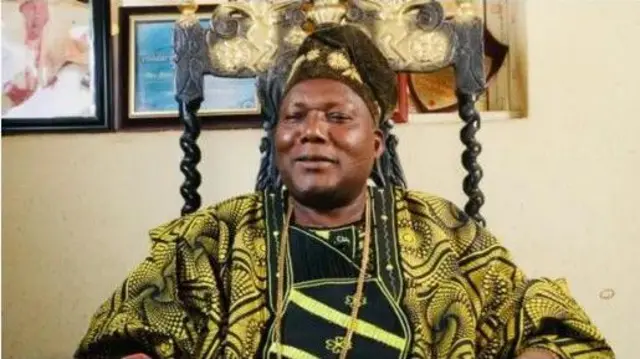 Ona Onibode ti Igboho, Ọba Abdulrasheed Jaiyeola Kẹta joko lori itẹ, o wọ agbada toke tilẹ asọ ankara alawọ dudu ati eweko, o si de fila alawọ sokoleti, o fi ẹgba sọrun