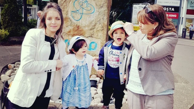 ابتسام مع والدتها واثنين من أطفالها