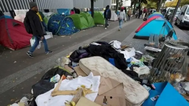 Des migrants s'installent dans la rue à Paris, en octobre 2016 (photo d'archives).