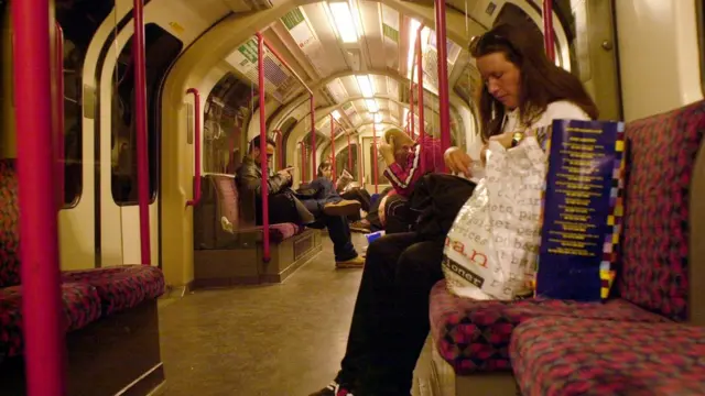 倫敦，英國，性騷擾，公共交通，地鐵，火車