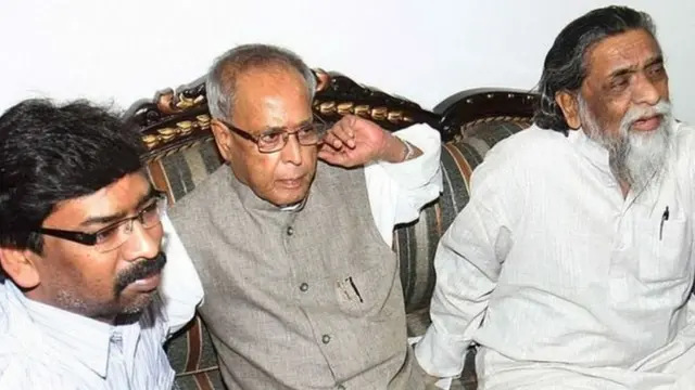 हेमंत सोरेन, प्रणव मुखर्जी आणि शिबू सोरेन.