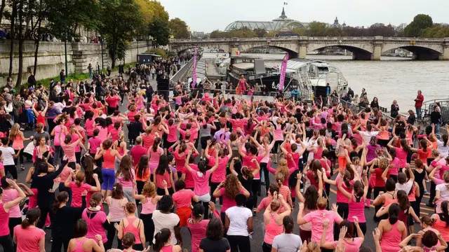 Una gigantesca clase de Zumba a orillas de Sena en París.