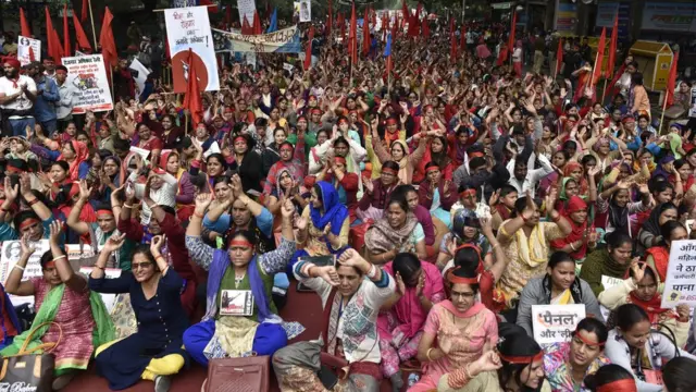 ఉపాధి హామీ కోరుతూ మహిళల ఆందోళన