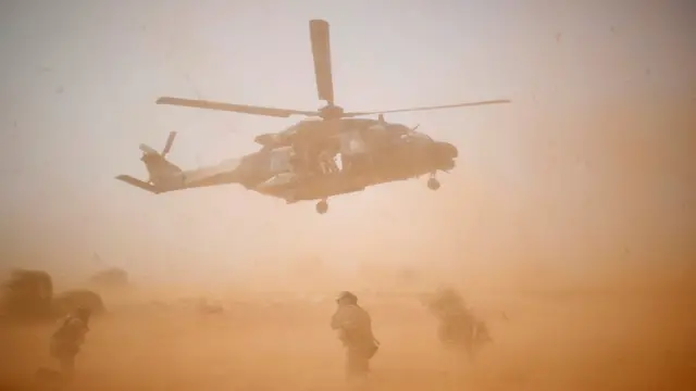 Un hélicoptère militaire NH 90 Caiman décolle lors de l'opération régionale anti-insurrectionnelle Barkhane au Mali - octobre 2017