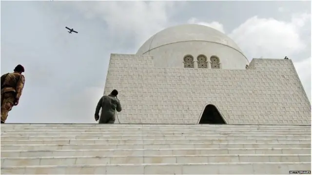 जिन्नांचं स्मारक