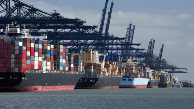 Des porte-conteneurs