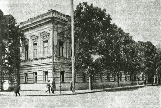 Будинок МВС на розі сучасних вулиць Інститутської і Шовковичної, в якому оселився П. Скоропадський в ніч на 30 квітня. Будинок не зберігся.