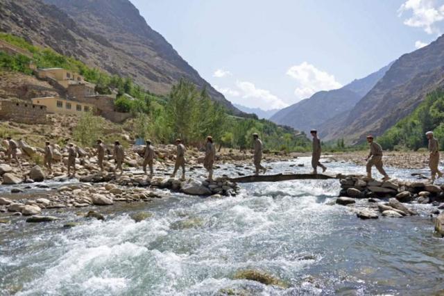 Afghanistan: Taliban Naikkan Bendera Dan Klaim Sudah Kuasai Lembah ...