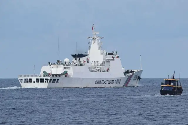 Os navios da Guarda Costeira chinesa frequentemente interrompem os navioswww esportebet com brpesca e abastecimento das Filipinaswww esportebet com bráguas mais próximas das Filipinas.