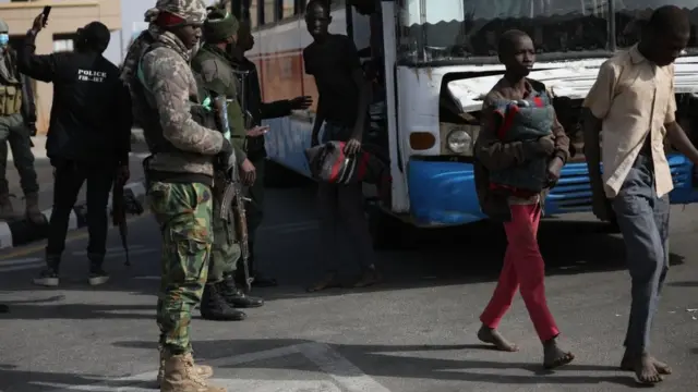 Nuevo secuestro masivo de 300 niñas en una escuela de Nigeria - BBC News  Mundo