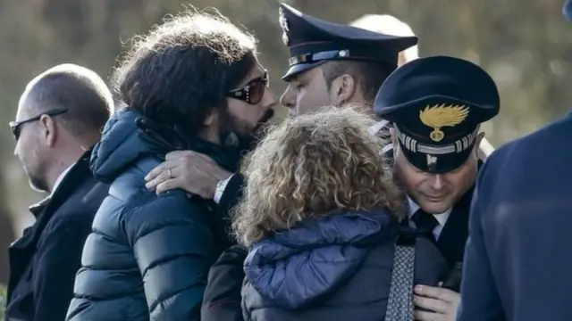 حضر أقارب إحدى الضحايا الإيطاليات لاستلام نعشها بعد وصوله من ألمانيا