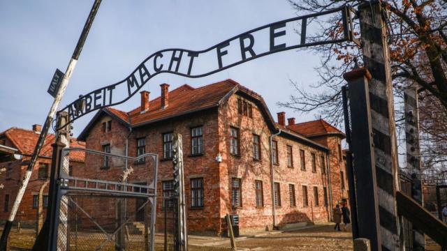 Entrada de lo que fue el campo de concentración nazi de Auschwitz.