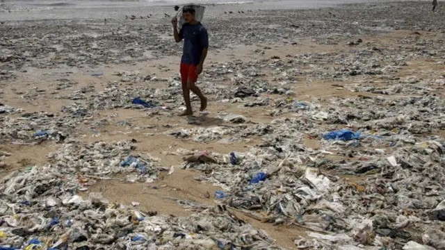 ขยะพลาสติกที่ถูกซัดขึ้นมาบนชายหาดที่เมืองมุมไบประเทศอินเดีย (แฟ้มภาพ)