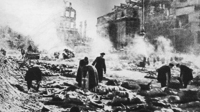 Des corps gisent dans les rues après l'attaque de Dresde