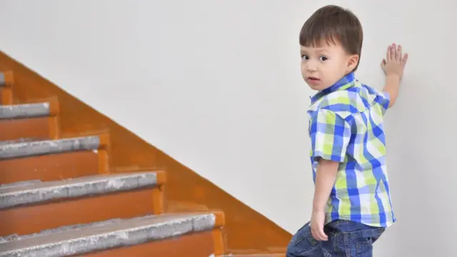 Niño subiendo escaleras