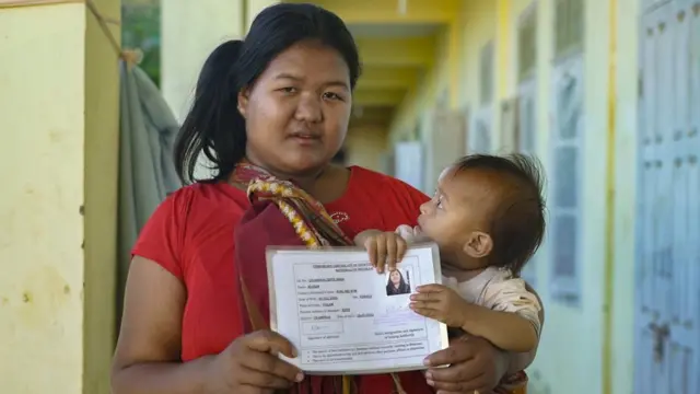 মিজোরাম সরকারের দেওয়া পরিচয়পত্র দেখাচ্ছেন শরণার্থী মেরেম