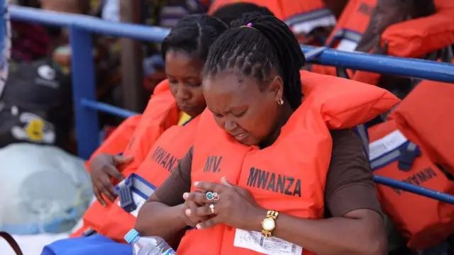 Baadhi ya Abiria katika kivuko cha MV SabaSaba wakiwa wamevalia maboya