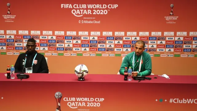 المدرب الفرنسي صبري لاموشي مع اللاعب المعز علي.