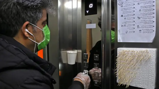 روش ابداعی برای مقابله با شیوع کرونا در تهران، استفاده از خلال دندان برای فشار دادن دکمه های آسانسور