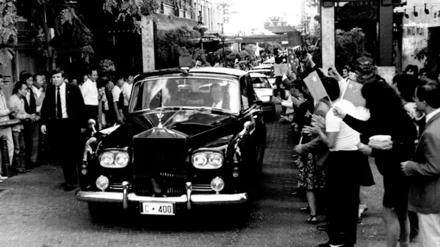 胡耀邦1985年访问澳大利亚，专车经过悉尼唐人街，受到市民夹道欢迎。