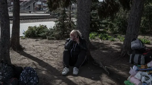 Mujer en la stación de Kramatorsk