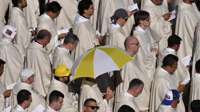 مجموعة من الأساقفة يقفون تحت الشمس