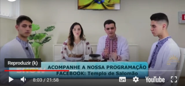 Pessoas com trajes típicos ucranianos sentadas em transmissão no YouTube