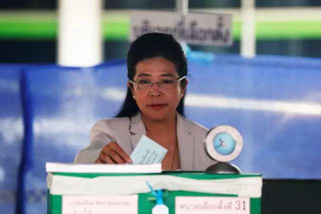 คุณหญิงสุดารัตน์ เกยุราพันธุ์