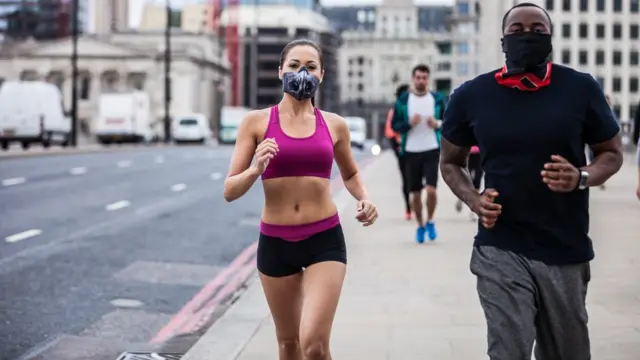 Бегуны на мосту Ватерлоо в респираторах