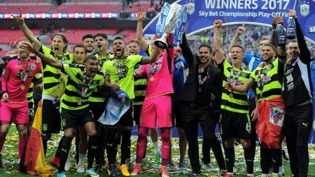 هادرسفیلد سه سال پیش با مربی آلمانی‌ آن زمان ناشناس‌اش، دیوید واگنر و چند بازیکن آلمانی که هیچ کدام شرایط دریافت اجازه کار بازیکن و مربی خارجی را در آن زمان نداشتند، توانست به لیگ برتر راه پیدا کند