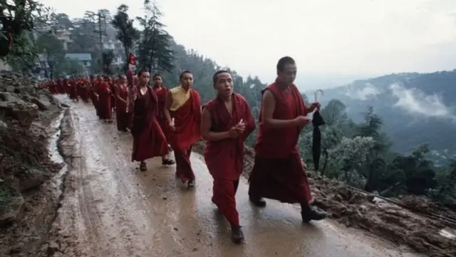 దలైలామాపై టిబెటన్లకు ఉన్న ప్రేమను చైనా భక్తి వైరస్ లా భావిస్తుంది