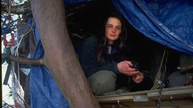 Julia Butterfly Hill en su refugio arriba de un secuoya